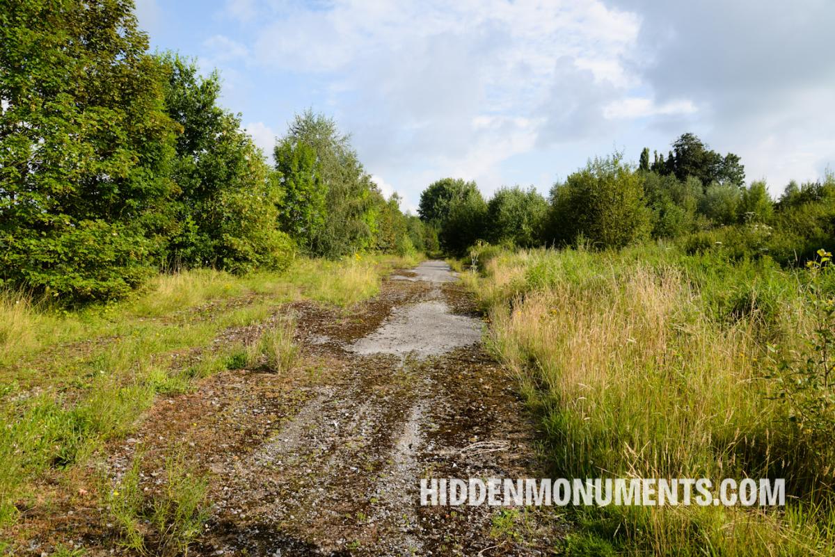 N60 in Anvaing: disused four-lane road