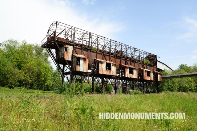 Lessines is home to Belgium's most famous porphyry quarries. Along the Dender, this piece of industrial history is rusting: a ship loader used for loading crushed stone on the boats.